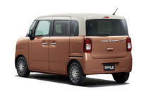 「トーニーブラウンメタリック ソフトベージュ2トーンルーフ」の外板色をまとった「ワゴンRスマイル」。