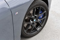 「Vスポーク スタイリング554M」と名づけられた18インチアルミホイールは、セットオプション「Mスポーツプラスパッケージ」に含まれる。標準でもサイズは同じ8J×18インチだが、意匠が異なる。