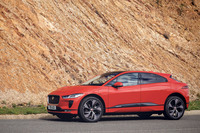 低く伸びやかなボディーは、空力性能も追求して開発されたもの。空気抵抗係数を示すCd値は0.29となっている。