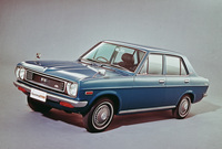 宿敵「カローラ」を想定した、「隣のクルマが小さく見える」という挑発的なキャッチフレーズを掲げて1970年に登場した2代目「サニー」の4ドアセダン。これまた直線的でクリーンなデザインだった。