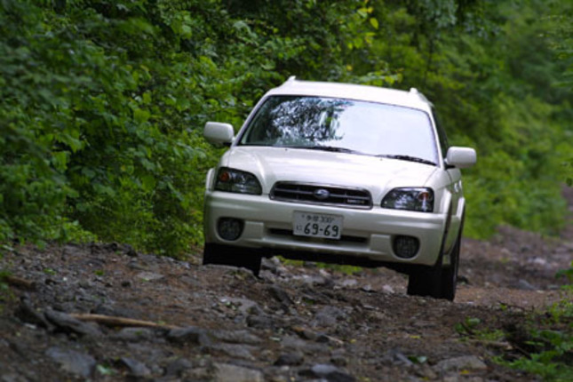 【スペック】全長×全幅×全高=4720×1745×1550mm/ホイールベース=2650mm/車重=1590kg/駆動方式=4WD/3リッター水平対向6DOHC24バルブ(220ps/6000rpm、29.5kgm/4400rpm)/車両本体価格=348.0万円(テスト車=同じ)