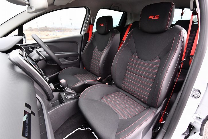 2017年7月の改良でスポーツシートのファブリック表皮も変更され、横方向のラインが強調されたデザインになった。