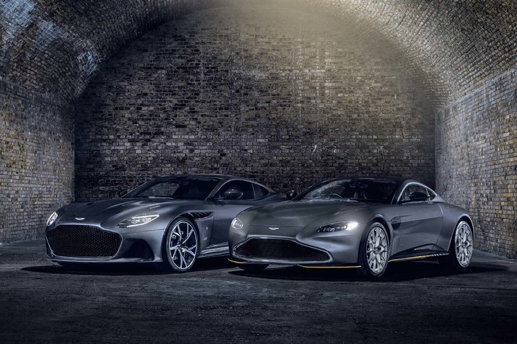 写真左から、アストンマーティンの限定車「DBSスーパーレッジェーラ007エディション」と「ヴァンテージ007エディション」。