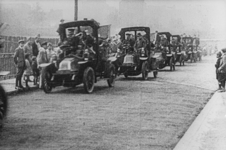 戦争における自動車の有用性は、第1次世界大戦で各国に知れ渡ることとなった。写真はフランス兵を満載した「ルノー・タイプAG1」。マルヌの戦場へ兵士を運んだことから「マルヌのタクシー」と呼ばれた。