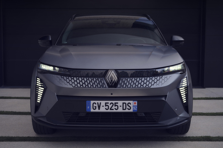 こちらは「ルノー・セニックE-TECHエレクトリック」。