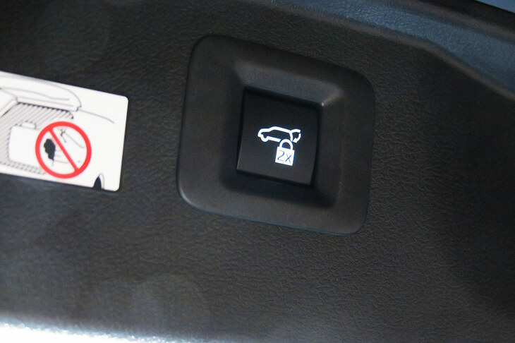 トヨタ・ヴェルファイアZプレミア(電動テールゲートの開閉スイッチ)