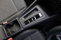 バイワイヤ式のシフトセレクターは高さ5cmほどのスティックタイプ。センターコンソール全体が整然としている。