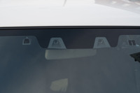 大幅に強化された運転支援システムも新型の特徴。ステレオカメラ方式の自動緊急ブレーキや、誤発進抑制制御機能、車線逸脱警報機能、ふらつき警報機能、先行車発進お知らせ機能、後退時ブレーキサポート、後方誤発進抑制機能などが全車標準装備となった。