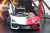 「レヴエルト アドペルソナム」のフロントマスク。ボディーの左右が「Bianco Asopo(ホワイト)」と「Rosso Khonsu(レッド)」で塗り分けられている。