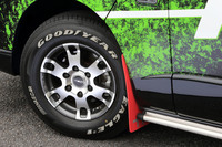 足元は6本スポークが特徴的な15インチアルミホイール「TF7A」とホワイトレターが目を引くグッドイヤーのタイヤでドレスアップ。