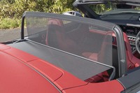 後方からの風の巻き込みを防ぐウインドディフレクター。電動式で使い勝手に優れるが、使用時は後席への着座が不可となる。
