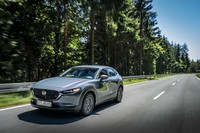 走りについては、「どこにでも行きたくなるフットワーク」が開発テーマに掲げられている。サスペンション形式は、前:マクファーソンストラット式、後ろ:トーションビーム式。