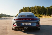 リアには「911 GT3 RS」と同じ4リッター水平対向6気筒エンジンを搭載。シングルマスフライホイール採用の軽量クラッチが組み合わされている。