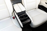 6人乗り仕様の「エクスクルーシブモード」の2列目には、カップホルダーや小物入れ、USB端子がひとつになったアームレスト付きのコンソールボックスが用意される。