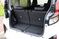 後席を最後端にスライドさせた荷室の様子。背もたれは左右個別に倒すことができる。荷室床面には小物などの収納に便利なラゲッジアンダーボックスが設置されている。