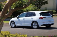 「ゴルフ」を象徴する太い「く」の字型のCピラーは健在。ボディーサイズは全長×全幅×全高=4295×1790×1475mm。