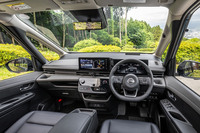 新型「セレナe-POWER」のインストゥルメントパネル。ドライバー正面にバイザーレスで液晶メーターを設置し、それと並ぶようにシームレスデザインでセンターディスプレイをつなげ一段手前に据え付けている。「ノート」や「アリア」にも見られる最新の日産車に共通する特徴のひとつだ。