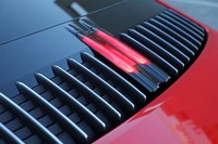 縦に配置されたハイマウントストップランプは、リアグリルと一体型の構造となっている。