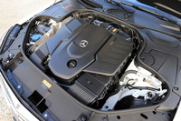 3リッター直列6気筒ディーゼルターボ「OM656」ユニットでは、シリンダーブロックをアルミ製とする一方で、ピストンには異素材のスチールを採用。これにより摩擦抵抗を40%以上低減したという。