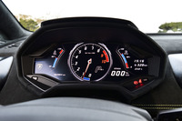 デジタルディスプレイは、ドライビングモードごとに設定の変更が可能。写真は標準のストラーダモード。