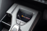 トヨタ初採用の縦置き型おくだけ充電。スマートフォンを縦に差し込めるようにすることでスペース効率を高めている。繰り返すがエンジンは横置きだ。