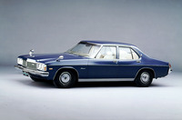 「マツダ・ロードペーサーAP」。当時の日本では数少なかった3ナンバーサイズだが、アメリカ車にあてはめれば「シボレー・ノーバ」などのコンパクト級だった。