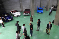 神奈川県の横浜・羽沢にあるガレージの様子。入場には指紋認証かスマホ認証が必要だ。