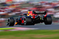 レッドブルのダニエル・リカルド(写真)は、予選Q2でスロットルアクチュエーターのトラブルが起き出走ならず、15番グリッド。セッション後、今年度重なるトラブルへのいら立ちを隠さなかったのだが、レースでは持ち前の切れ味あるドライビングが復活。抜きにくい鈴鹿でオーバーテイクを繰り返し、結果4位。笑顔が戻った。(Photo=Red Bull Racing)