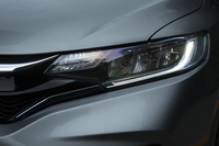 LEDヘッドランプには、オートレベリング機能やオートライトコントロール機能が備わる。