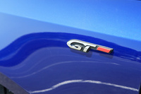 日本に導入されたプジョーのクリーンディーゼルエンジンは1.6リッターと2リッターの2種類。グレード名に「GT」と付くモデルには、2リッターの高出力エンジンが搭載される。