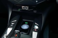 シフトセレクターの前方には置くだけでスマートフォンを充電できるスペースが用意されている。