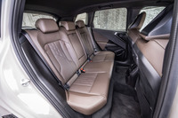 後席には大人が座っても余裕のあるスペースが広がる。プラットフォームがキャリーオーバーされたため、その印象は従来型「X3」とほとんど変わらない。後席の背もたれには、40:20:40の分割可倒機構が組み込まれている。