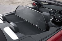 後部座席を覆う形で装着するウインドディフレクター(オプション)。風の巻き込みを避けられる一方で、乗車可能人数が半減してしまう。