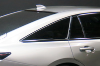 サイドのガラスエリアは、Cピラーにもリアクオーターウィンドウを備えた、いわゆる“6ライト”。「クラウン」といえば太いCピラーに王冠エンブレム……というのがお約束だったが、その伝統は14代目を最後に失われた。