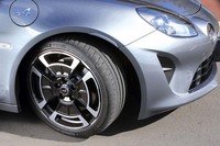 クラシックなデザインが特徴的な「リネージ」専用の18インチアロイホイール。タイヤはミシュランの「パイロットスポーツ4」が組み合わされていた。