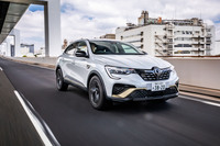 「アルカナ」には、ルノーが主導し、日産と三菱のアライアンス3社で共同開発した「CMF-B」プラットフォームが使用されている。サスペンションはフロントがマクファーソンストラット式、リアがトーションビーム式。生産は韓国・釜山工場でおこなわれる。