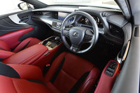 「LS500h“Fスポーツ”」のコックピット周辺部。ステアリングホイールやシフトノブ、アナログ式のクロックなどは専用デザインのものがおごられる。
