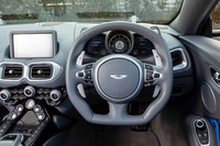 正方形に近い輪郭のステアリングホイールは、近年のアストンマーティン車の特徴のひとつ。