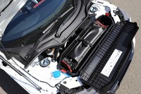 フロントボンネット下の「ユーティリティーボックス」は、数少ないラゲッジスペース。取り外したロールトップの収納場所でもある。