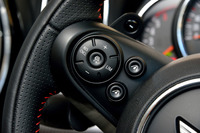 「MINIクロスオーバー」には、ストップ&ゴーまでサポートされるクルーズコントロール機能が備わる。写真は、ステアリングホイールのスポーク部にある操作スイッチ。