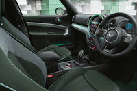 自然からインスパイアされたというブルーとグリーンを基調にコーディネートした内装。シートとドアのアームレスト部分が専用色「ハイランドグリーン」で統一されている。