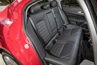 後席(写真)は前席と同様に、「プレミアムレザーシート」で仕立てられている。