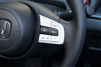 予防安全装備も強化されており、高速道路などでの渋滞時に、車線を逸脱しないようステアリング操作をアシストする「トラフィックジャムアシスト(渋滞運転支援機能)」が新たに採用された。