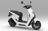 2023年8月に発売された「ホンダEM1 e:」。航続距離53kmの電動スクーターで、車両の価格は15万6200円。脱着式バッテリーが10万8900円、その充電器が5万5000円となっている。