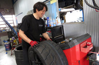 今回のタイヤ交換も、相模原のアメ車専門店「コレクションズ」さんにお世話になりました。ありがとうございます。写真はナイス笑顔で作業を進める店長の本多芳彦氏。