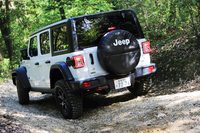 最小回転半径は大幅に改善されており、4ドアモデルは先代より0.9m小さい6.2mに、2ドアモデルは同じく0.7m小さい5.3mとなった。