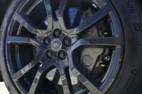 今回の試乗車は、量産車初となるオプションの23インチカーボンホイールに前:285/40R23、後ろ:305/35R23サイズの「ミシュラン・パイロットスポーツ オールシーズン4」タイヤを装着。カーボンホイールは標準仕様比で36kgの軽量化を実現している。