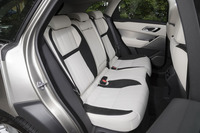 「レンジローバー ヴェラール」の後席。同車はすべて2列5人掛けで、「レンジローバー スポーツ」のような7人乗り仕様は存在しない。