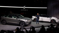 「CES 2022」にて、新しいコンセプトカー「VISION-S 02」(写真左)を紹介するソニーグループの吉田憲一郎会長兼社長。