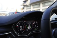 65km/h以下のときに先行車が2台以上いると、渋滞中と認識され、「アダプティブクルーズコントロール」の「トラフィックジャムアシスト機能」が作動する。車線を認識してステアリング制御を行うほか、先行車の動きに応じて、自動で発進/停止も行う。